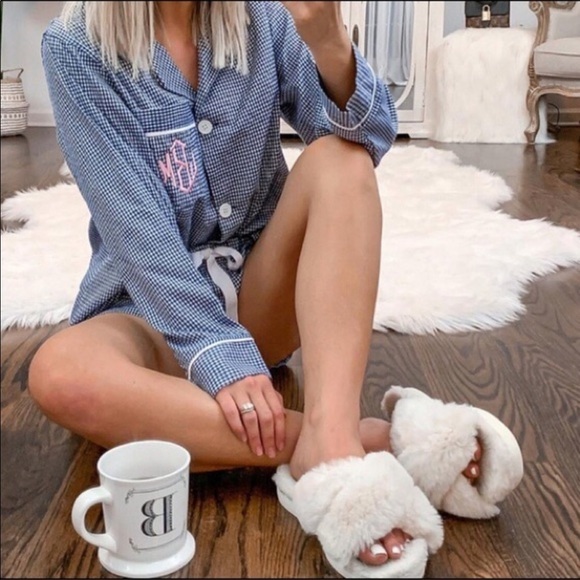 Fuzzy Faux Fur Off White Criss Cross Slippers - Picture 1 of 5